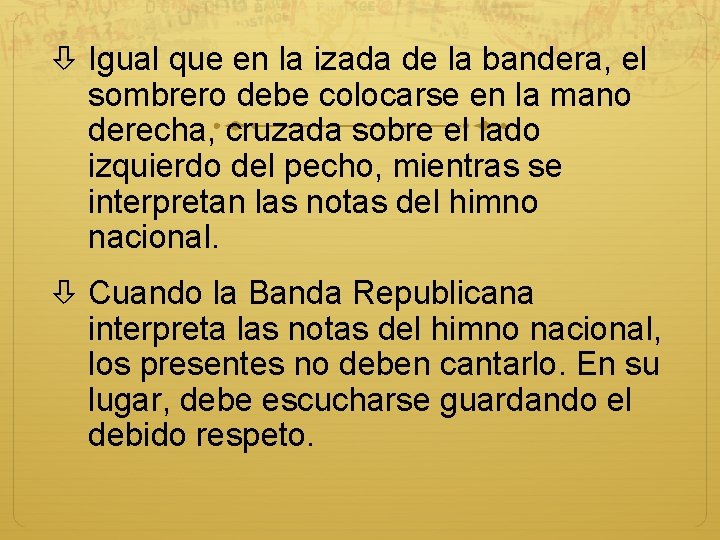  Igual que en la izada de la bandera, el sombrero debe colocarse en