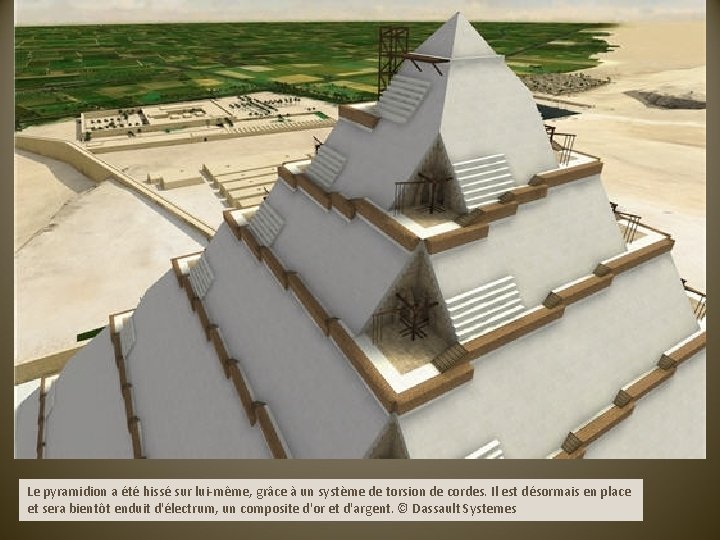 Le pyramidion a été hissé sur lui-même, grâce à un système de torsion de