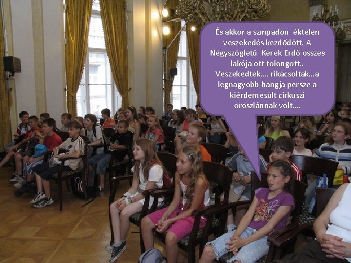 És akkor a színpadon éktelen veszekedés kezdődött. A Négyszögletű Kerek Erdő összes lakója ott