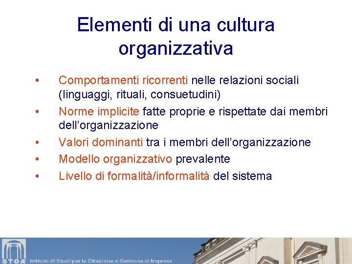 Elementi di una cultura organizzativa • • • Comportamenti ricorrenti nelle relazioni sociali (linguaggi,