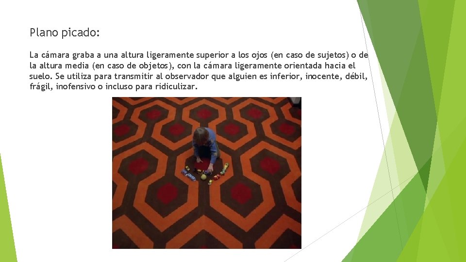 Plano picado: La cámara graba a una altura ligeramente superior a los ojos (en