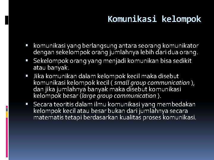 Komunikasi kelompok komunikasi yang berlangsung antara seorang komunikator dengan sekelompok orang jumlahnya lebih dari