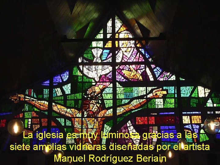 La iglesia es muy luminosa gracias a las siete amplias vidrieras diseñadas por el La iglesia es muy luminosa gracias a las siete amplias vidrieras diseñadas por el