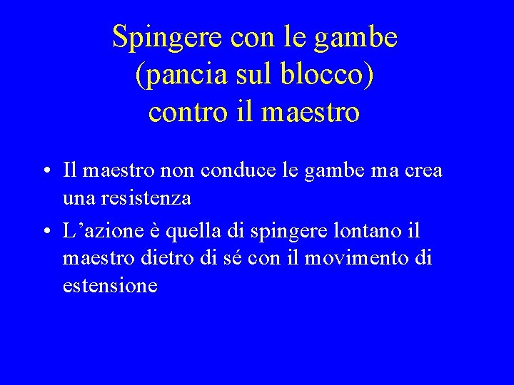 Spingere con le gambe (pancia sul blocco) contro il maestro • Il maestro non