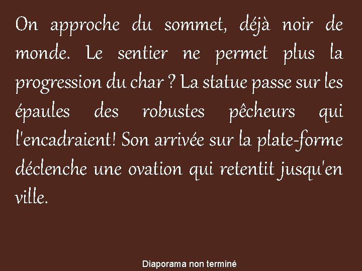 On approche du sommet, déjà noir de monde. Le sentier ne permet plus la