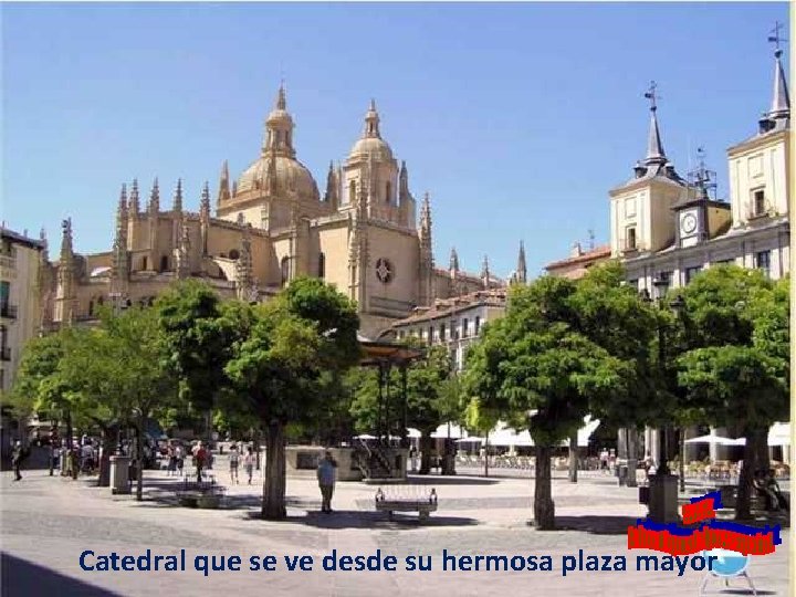 Catedral que se ve desde su hermosa plaza mayor 