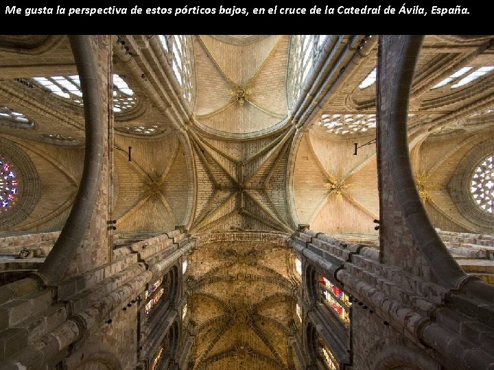 Me gusta la perspectiva de estos pórticos bajos, en el cruce de la Catedral