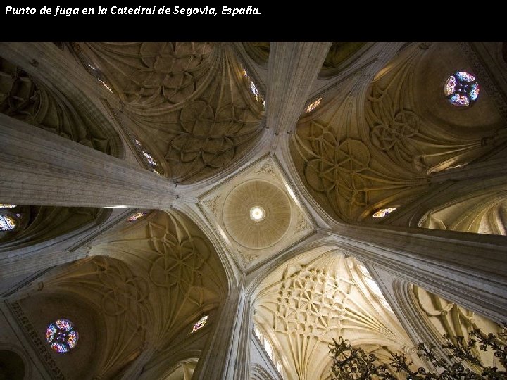 Punto de fuga en la Catedral de Segovia, España. 