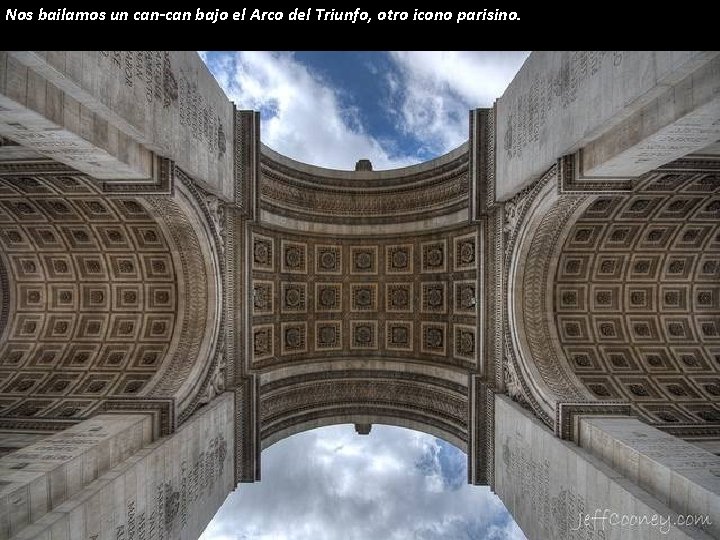 Nos bailamos un can-can bajo el Arco del Triunfo, otro icono parisino. 