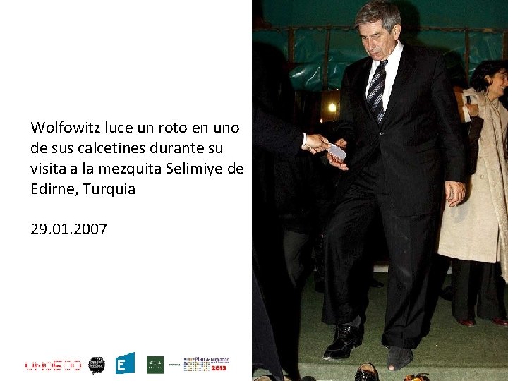 Wolfowitz luce un roto en uno de sus calcetines durante su visita a la