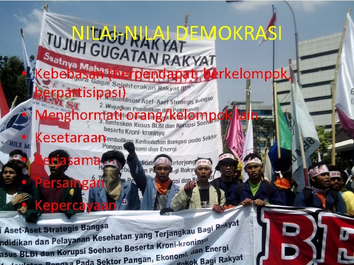 NILAI-NILAI DEMOKRASI • Kebebasan (berpendapat, berkelompok, berpartisipasi) • Menghormati orang/kelompok lain • Kesetaraan •