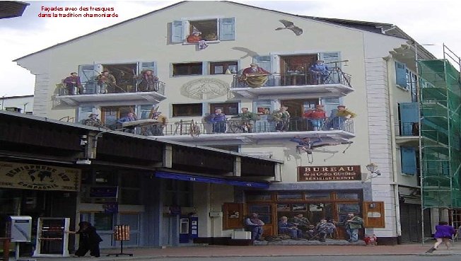 Façades avec des fresques dans la tradition chamoniarde 