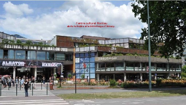 Centre culturel Bonlieu abrite le théâtre et la bibliothèque d’Annecy. 