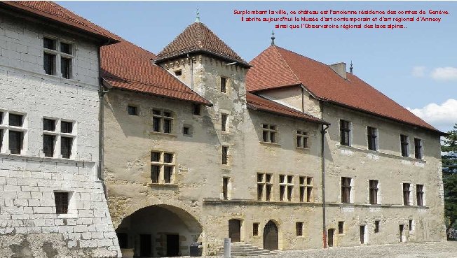 Surplombant la ville, ce château est l'ancienne résidence des comtes de Genève. Il abrite