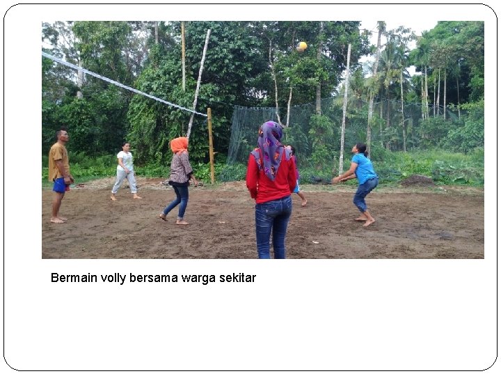 Bermain volly bersama warga sekitar 