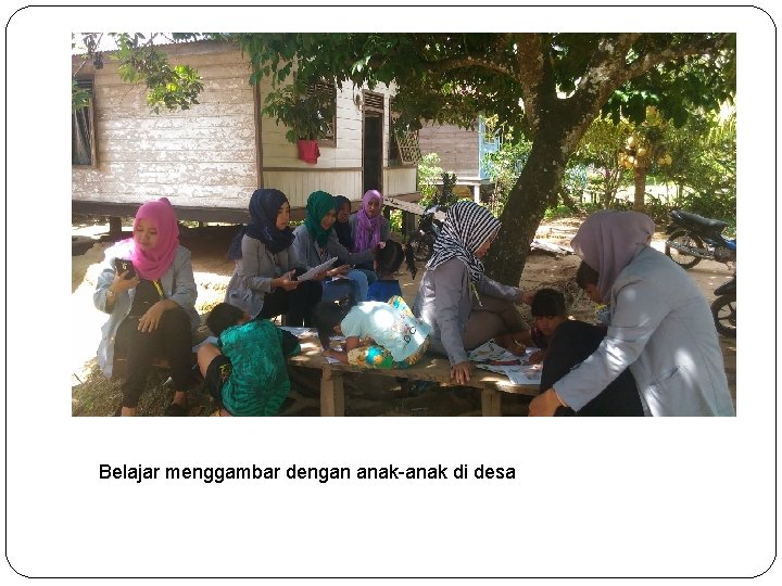 Belajar menggambar dengan anak-anak di desa 