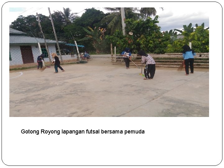 Gotong Royong lapangan futsal bersama pemuda 