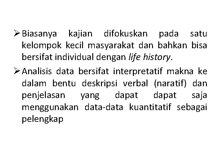 Ø Biasanya kajian difokuskan pada satu kelompok kecil masyarakat dan bahkan bisa bersifat individual Ø Biasanya kajian difokuskan pada satu kelompok kecil masyarakat dan bahkan bisa bersifat individual