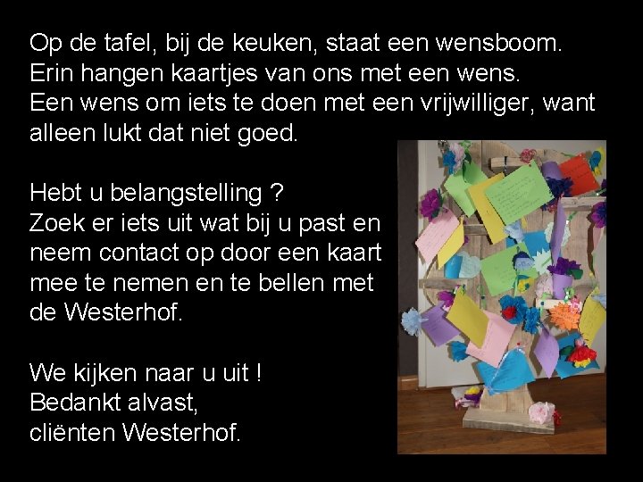 Op de tafel, bij de keuken, staat een wensboom. Erin hangen kaartjes van ons