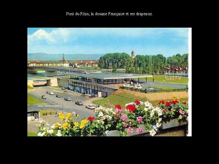 Pont du Rhin, la douane Française et ses drapeaux. 