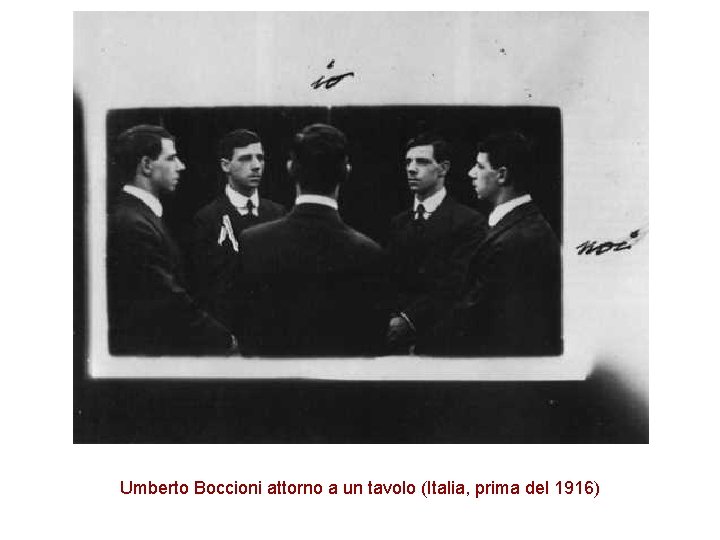 Umberto Boccioni attorno a un tavolo (Italia, prima del 1916) 