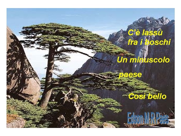 C'è lassù fra i boschi Un minuscolo paese Così bello C'è lassù fra i boschi Un minuscolo paese Così bello
