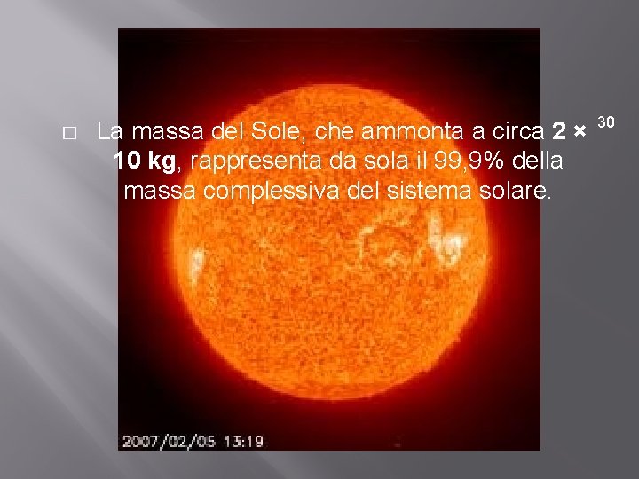 � La massa del Sole, che ammonta a circa 2 × 10 kg, rappresenta