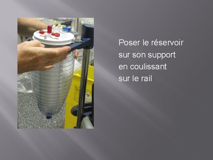 Poser le réservoir sur son support en coulissant sur le rail 