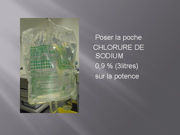  Poser la poche CHLORURE DE SODIUM 0, 9 % (3 litres) sur la