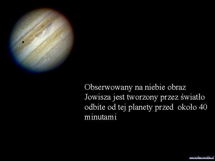 Obserwowany na niebie obraz Jowisza jest tworzony przez światło odbite od tej planety przed