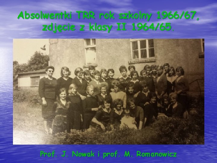 Absolwentki TRR rok szkolny 1966/67, zdjęcie z klasy II 1964/65. Prof. J. Nowak i