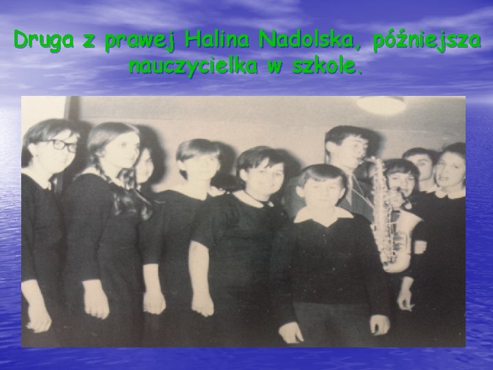 Druga z prawej Halina Nadolska, późniejsza nauczycielka w szkole. 