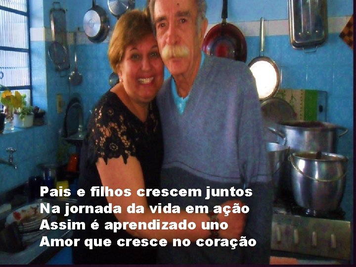 Pais e filhos crescem juntos Na jornada da vida em ação Assim é aprendizado