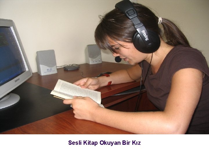 Sesli Kitap Okuyan Bir Kız 