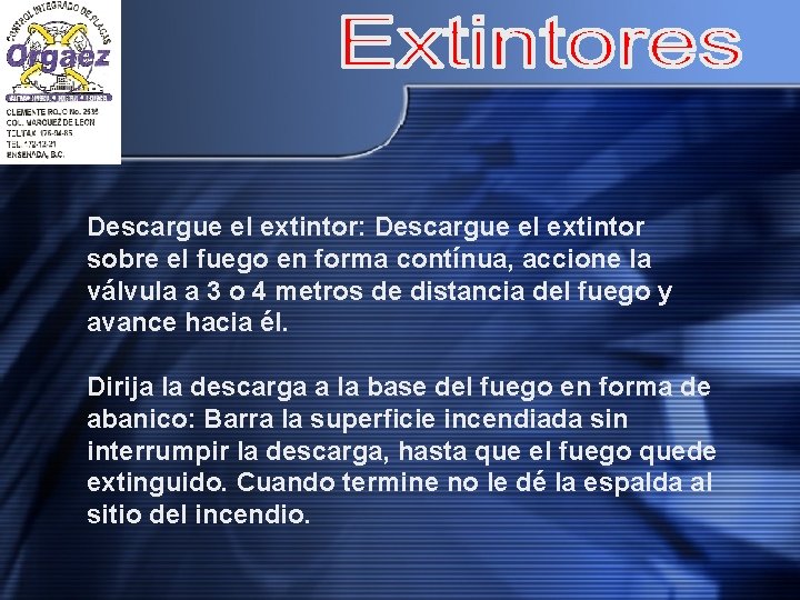 Descargue el extintor: Descargue el extintor sobre el fuego en forma contínua, accione la