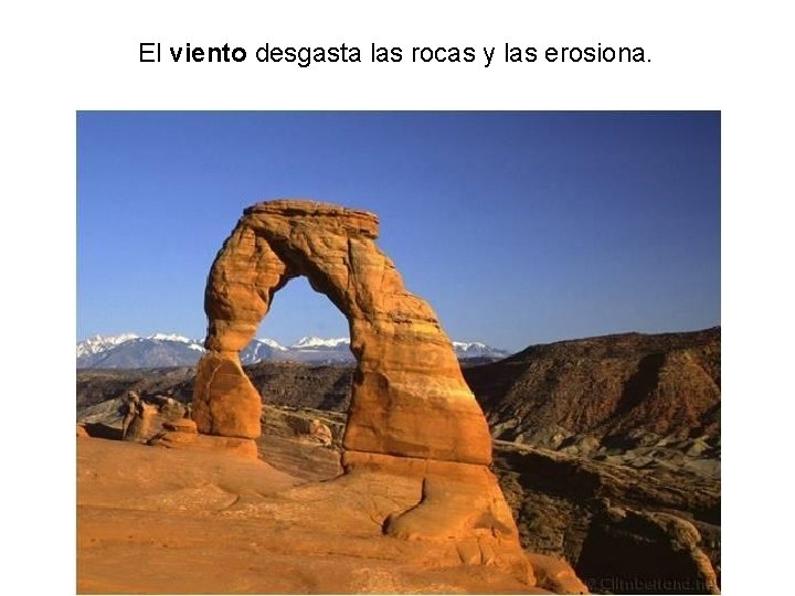 El viento desgasta las rocas y las erosiona. 