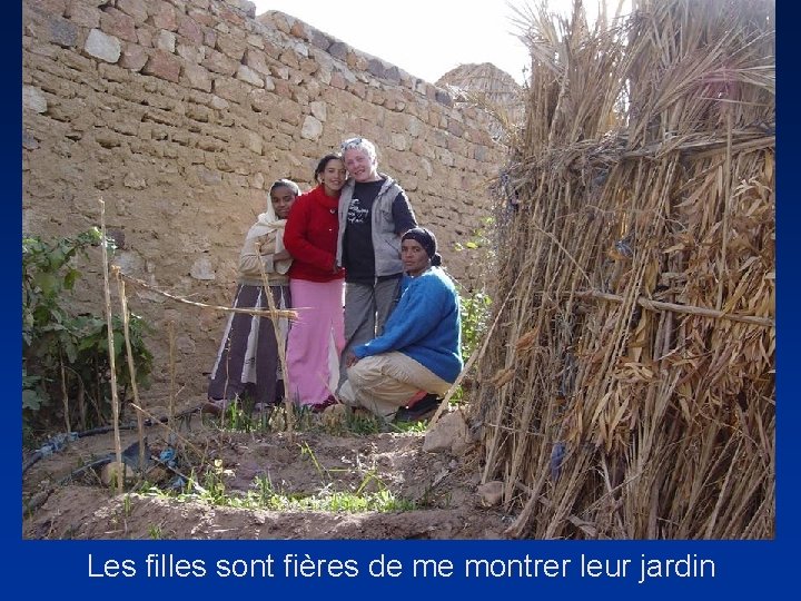 Les filles sont fières de me montrer leur jardin 