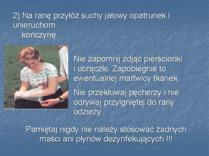 2) Na ranę przyłóż suchy jałowy opatrunek i unieruchom kończynę. Nie zapomnij zdjąć pierścionki