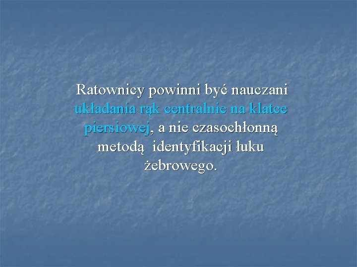 Ratownicy powinni być nauczani układania rąk centralnie na klatce piersiowej, a nie czasochłonną metodą