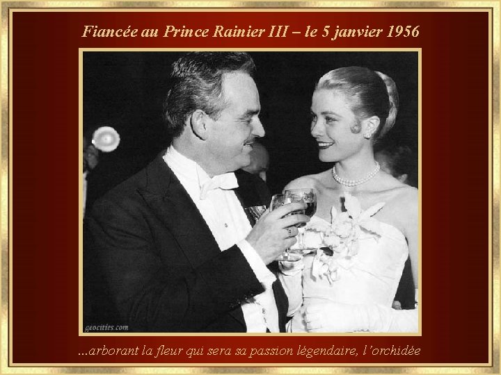 Fiancée au Prince Rainier III – le 5 janvier 1956 . . . arborant