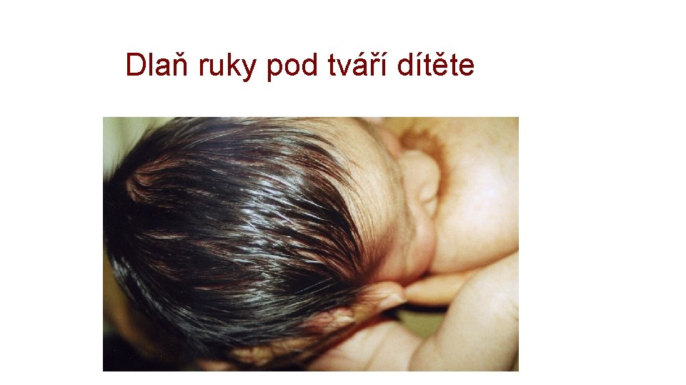 Dlaň ruky pod tváří dítěte 51 