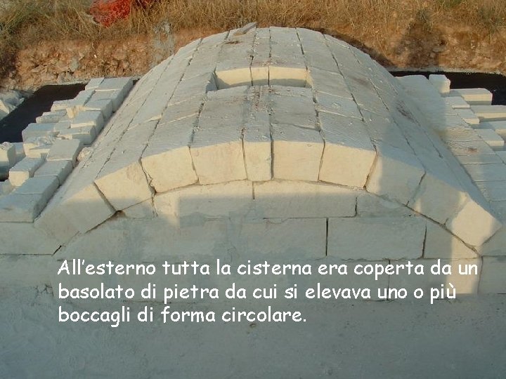 All’esterno tutta la cisterna era coperta da un basolato di pietra da cui si