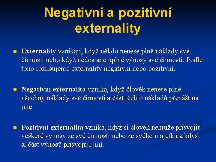 Negativní a pozitivní externality n Externality vznikají, když někdo nenese plně náklady své činnosti Negativní a pozitivní externality n Externality vznikají, když někdo nenese plně náklady své činnosti