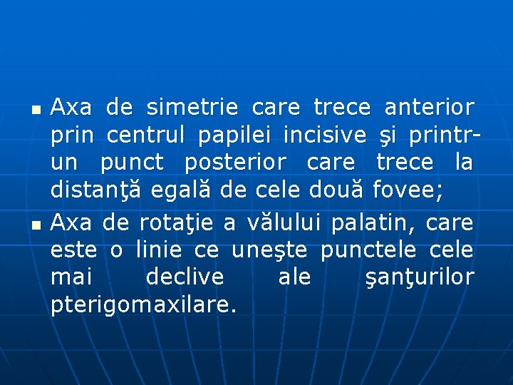 n n Axa de simetrie care trece anterior prin centrul papilei incisive şi printrun