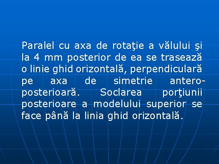 Paralel cu axa de rotaţie a vălului şi la 4 mm posterior de ea