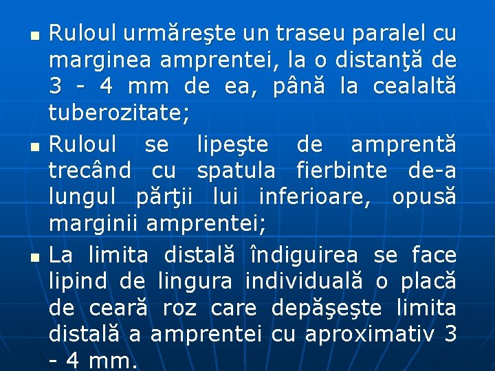 n n n Ruloul urmăreşte un traseu paralel cu marginea amprentei, la o distanţă