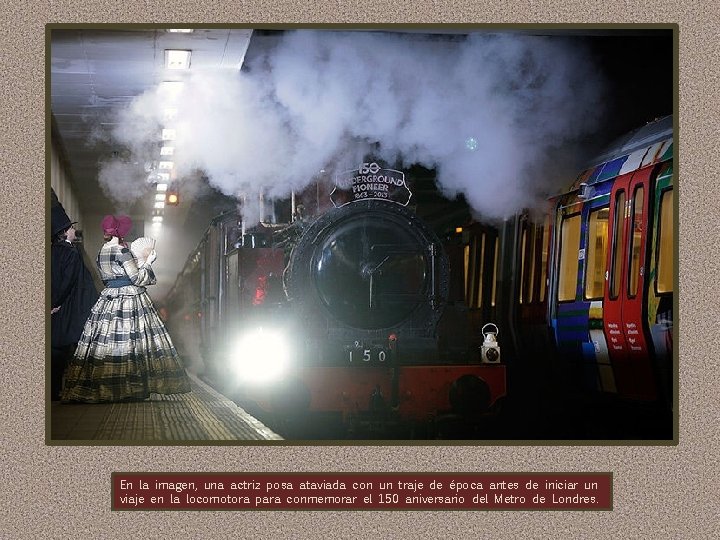 En la imagen, una actriz posa ataviada con un traje de época antes de