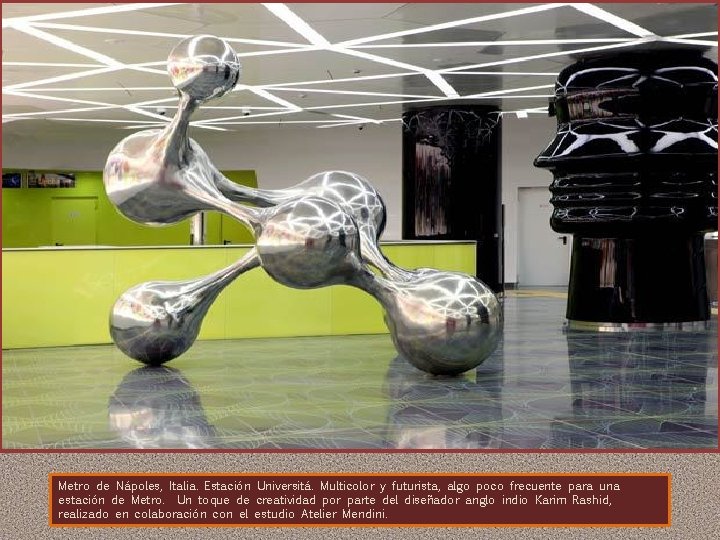 Metro de Nápoles, Italia. Estación Universitá. Multicolor y futurista, algo poco frecuente para una