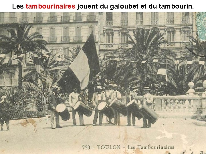 Les tambourinaires jouent du galoubet et du tambourinaires Les tambourinaires jouent du galoubet et du tambourinaires