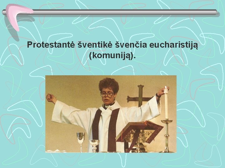 Protestantė šventikė švenčia eucharistiją (komuniją). 